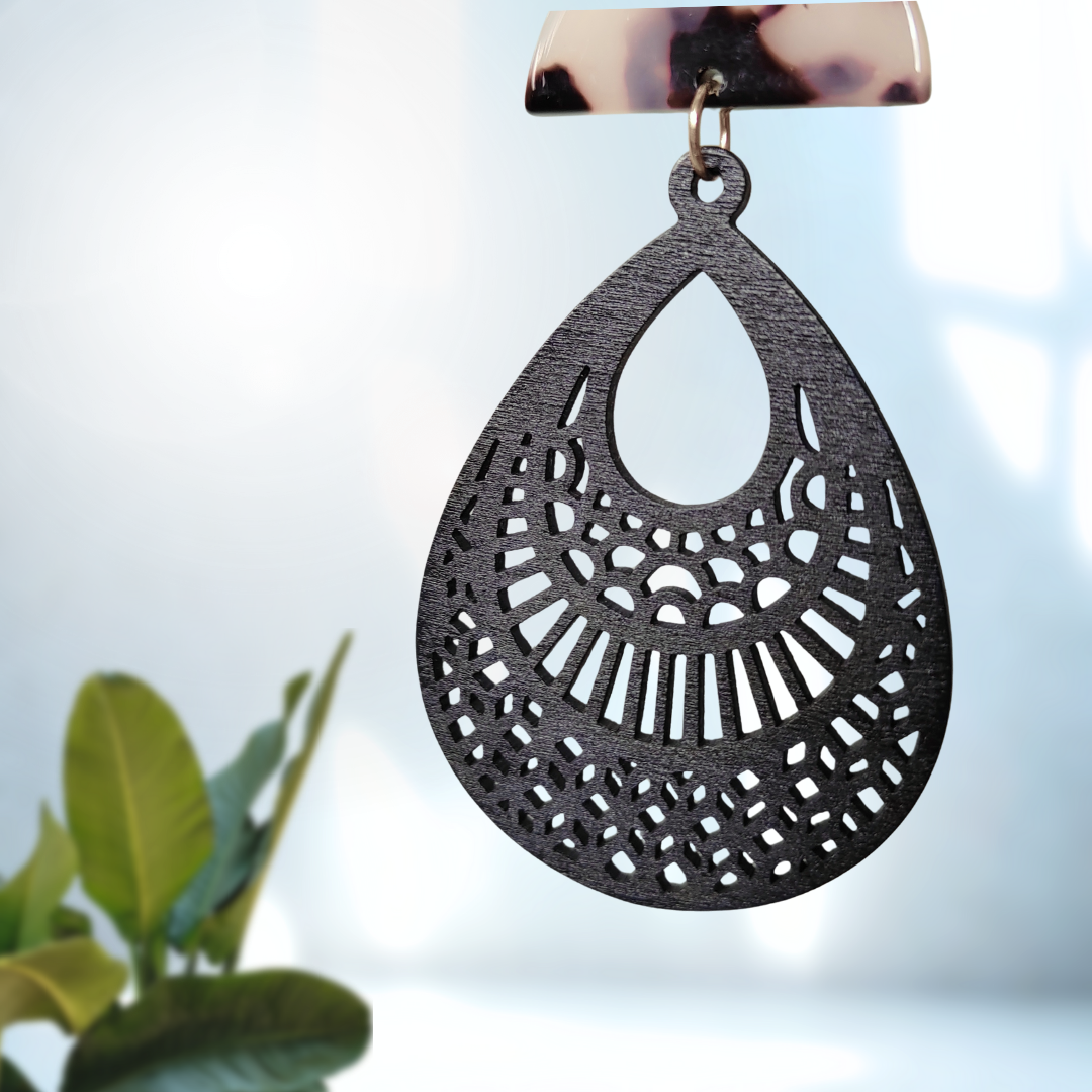Limitiert: Suncatcher black wooden Leo light