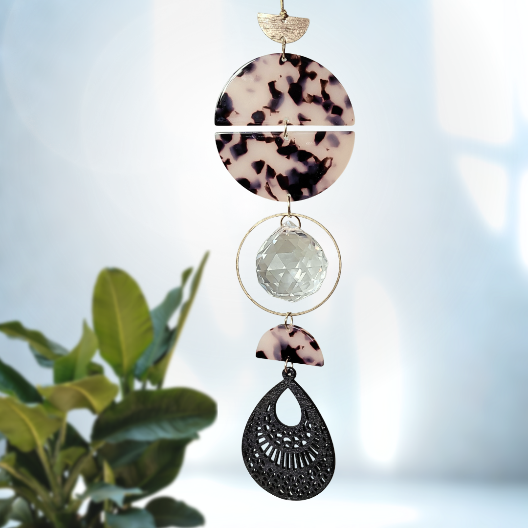 Limitiert: Suncatcher black wooden Leo light