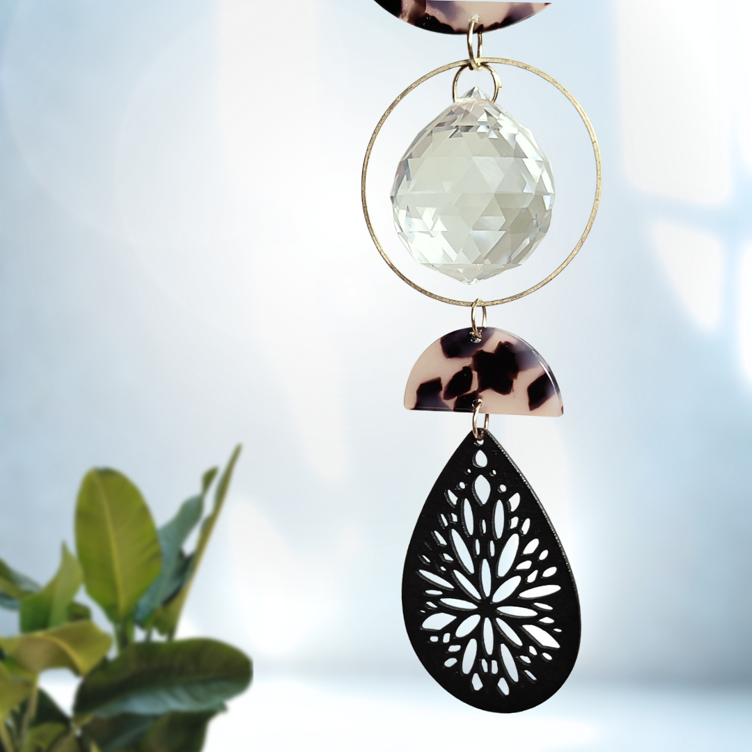 Limitiert: Suncatcher black wooden Leo light